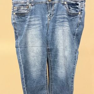 Wallflower distressed jean capris with two buttons and zipper